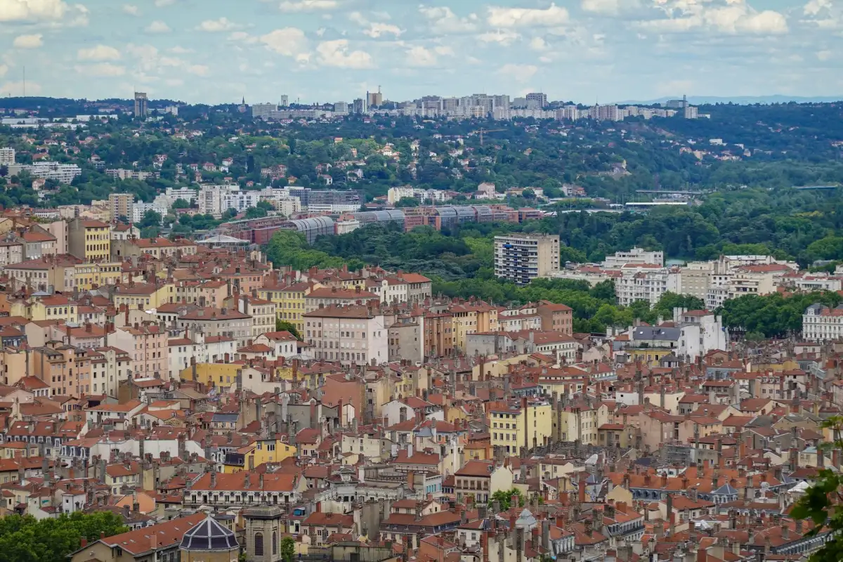 Toitures serrées d'un quartier ancien sur le plateau d'Angoulême